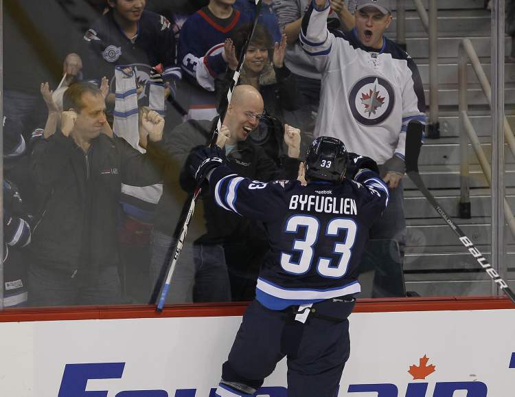 WINNIPEG FREE PRESS
Winnipeg Jets' Dustin Byfuglien (33) pounds on the glass after scoring against the Philadelphia Flyers' during first period NHL action on Tuesday.