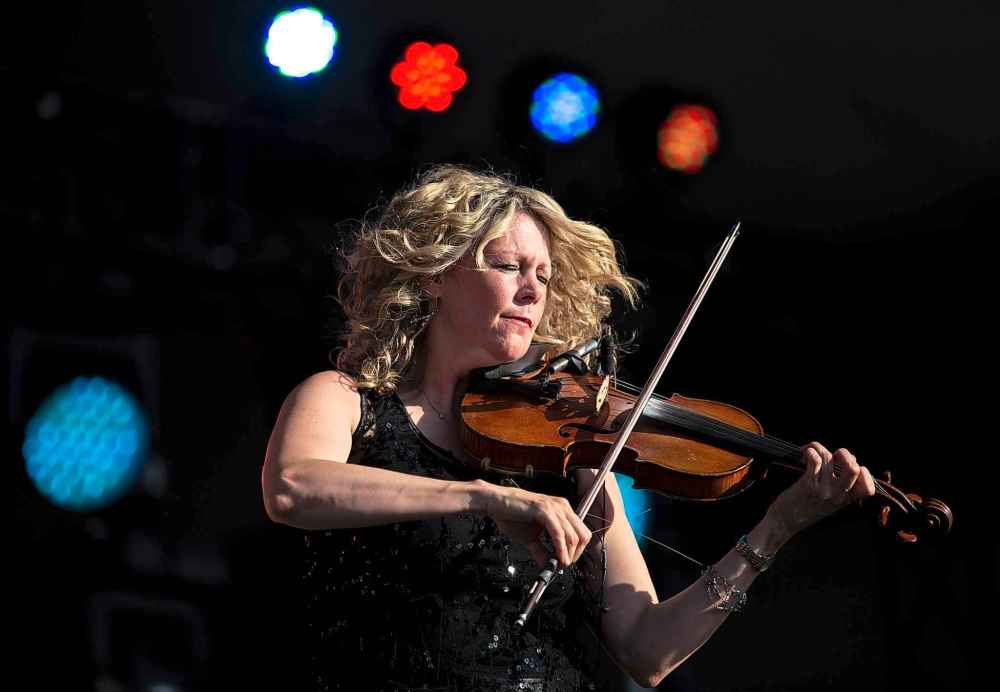 ANDREW RYAN / WINNIPEG FREE PRESS
Natalie MacMaster performs on the Folkfest main stage, Friday.