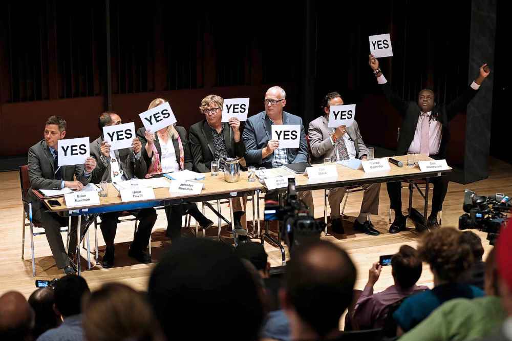 JOHN WOODS / WINNIPEG FREE PRESS
Mayoral candidates respond to one of the yes-or-no questions during the mayoral forum .