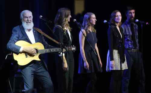 TREVOR HAGAN / WINNIPEG FREE PRESS
Winnipeg's Fred Penner performs with his children after being inducted into the Western Canadian Music Hall of Fame at Club Regent Casino Sunday.