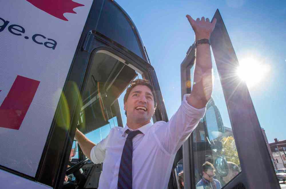 THE CANADIAN PRESS / Paul Chiasson
Liberal Leader Justin Trudeau waves to supporters as he boards his bus following a rally outside a coffee shop in Napanee.