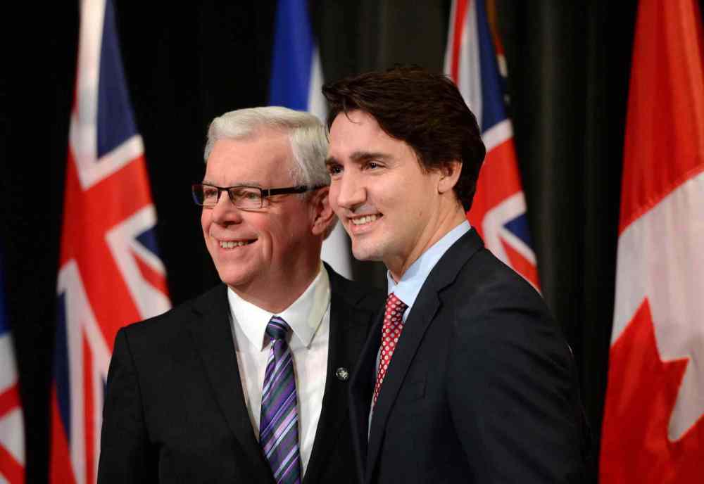 THE CANADIAN PRESS/Sean Kilpatrick
Prime Minister Justin Trudeau welcomes Manitoba Premier Greg Selinger.