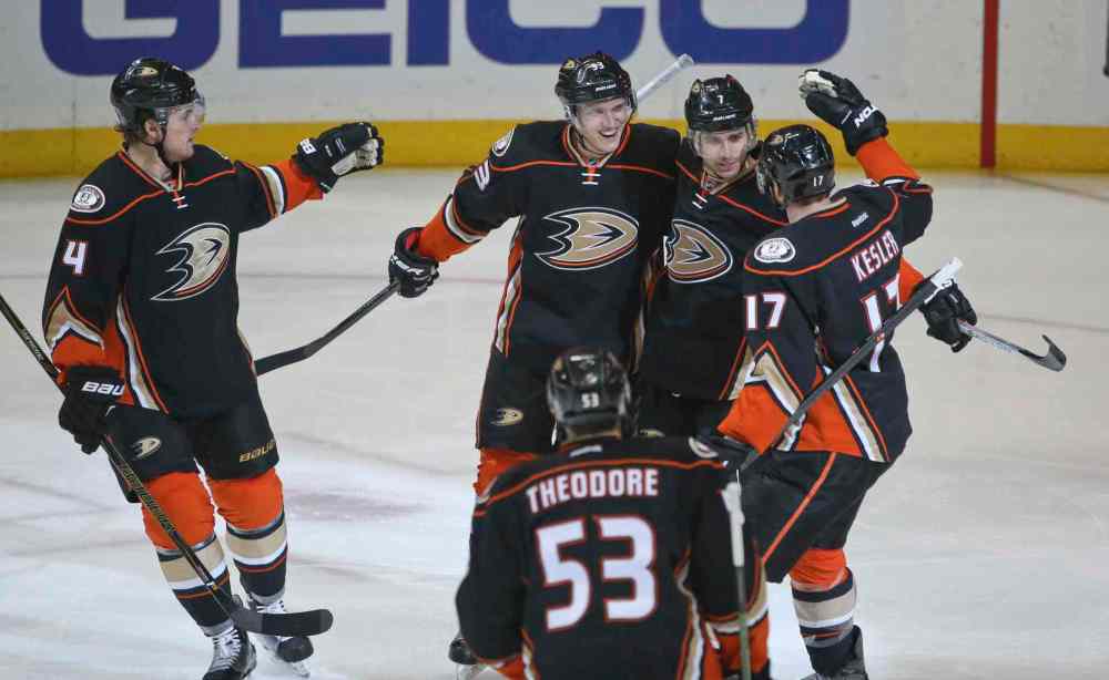 CP
Anaheim Ducks celebrate after a goal by Jakob Silfverberg during the first period of an NHL hockey game against the Calgary Flames on Wednesday, March 30, 2016, in Anaheim, Calif. From left are Cam Fowler, Silfverberg, Andrew Cogliano, Ryan Kesler and Shea Theodore. The Ducks won 8-3. (AP Photo/Lenny Ignelzi)