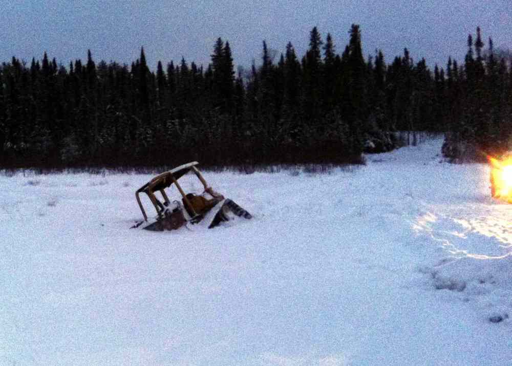 WINNIPEG FREE PRESS FILES
A Caterpillar bulldozer operated by Garden Hill First Nation went through the ice in 2012 during warm winter weather similar to this year’s.