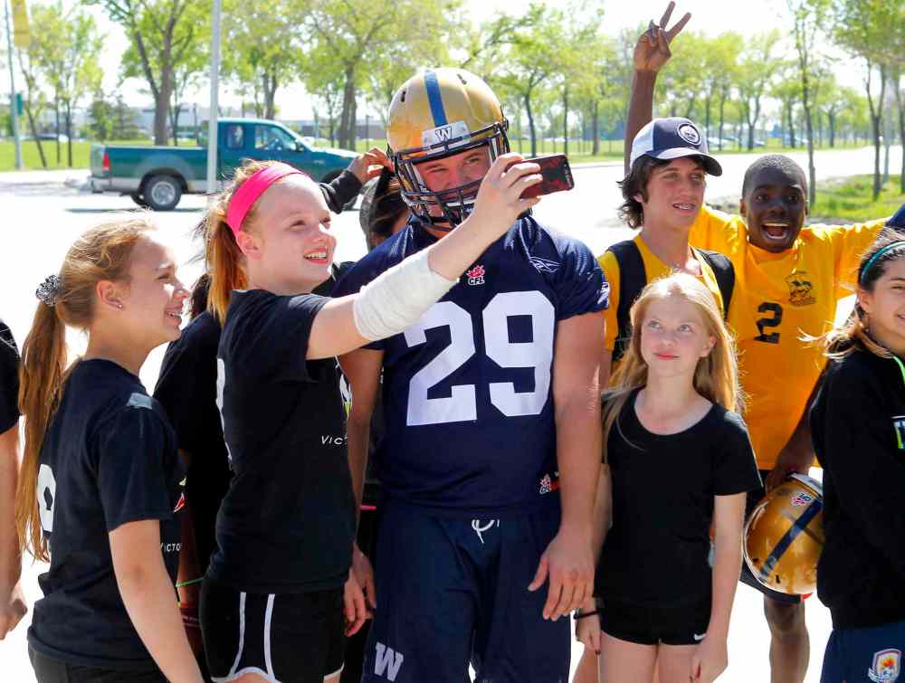 BORIS MINKEVICH / WINNIPEG FREE PRESS
After Day 1 of Bombers rookie camp, Jr. High kids from Louis Riel meet new Bombers #29 Garrett Waggoner.