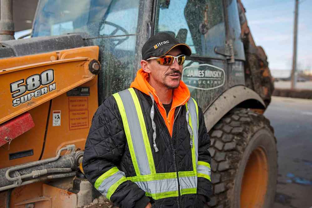 MIKE DEAL / WINNIPEG FREE PRESS
Les Williams filling up a backhoe at a Co-Op gas station says he sold his big pickup truck and now drives a Dodge Dart to save on fuel.