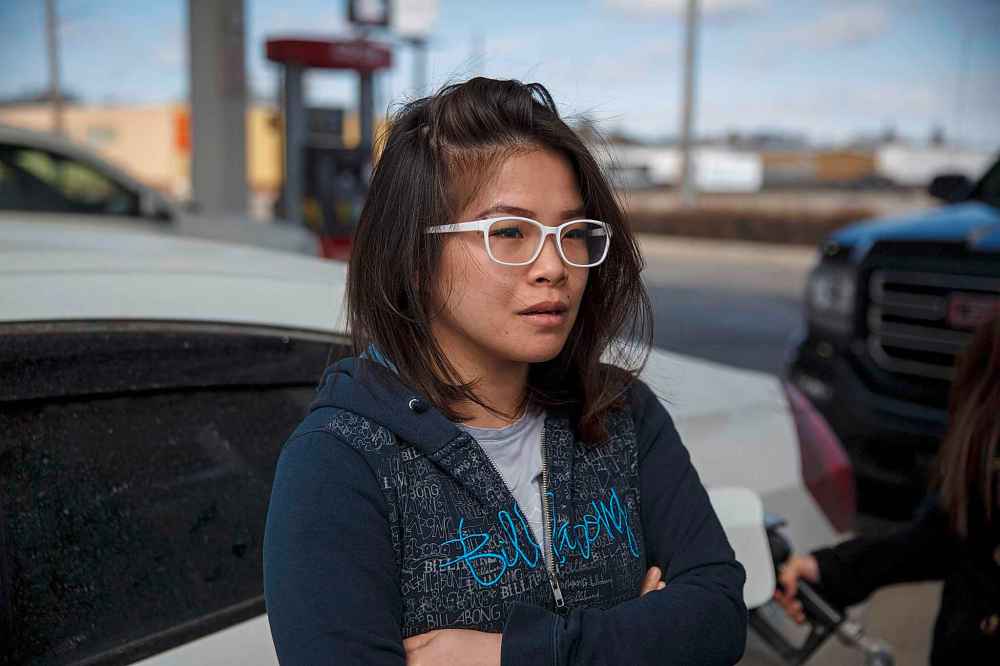 MIKE DEAL / WINNIPEG FREE PRESS
Bea Bayalan on the new carbon tax while filling up her Honda Civic Monday: