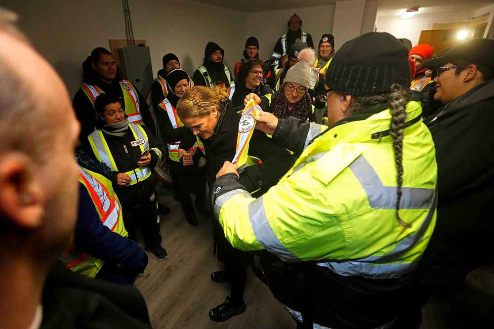 JOHN WOODS / WINNIPEG FREE PRESS
Members of the Bear Clan Patrol help Payette put on her patrol gear, Monday.