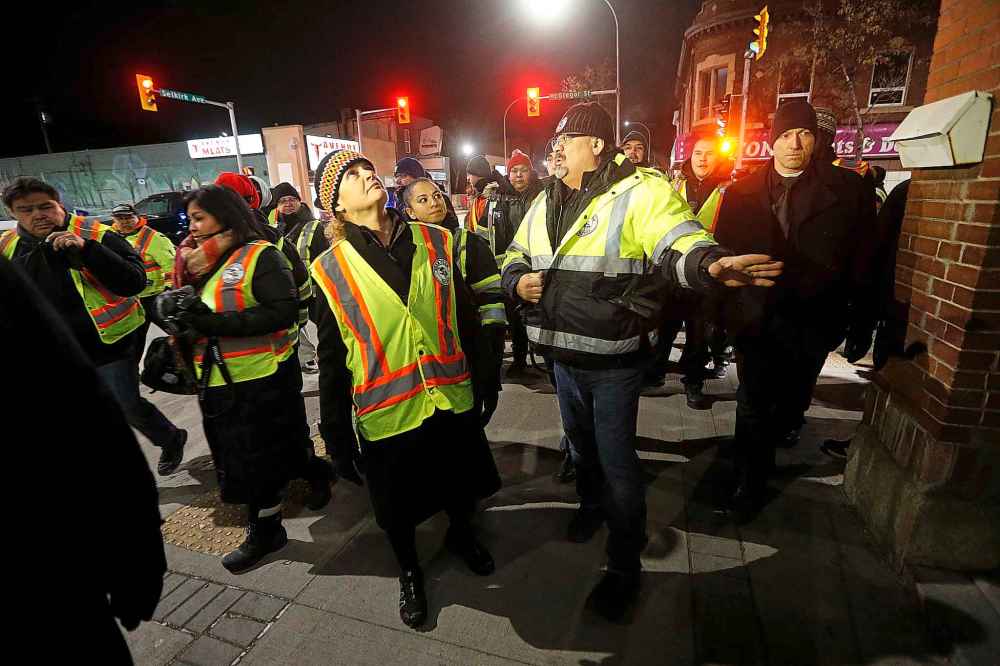 JOHN WOODS / WINNIPEG FREE PRESS
Julie Payette, left, listens to patrol founder James Favel, right, give details about the streets they patrol several nights a week.
