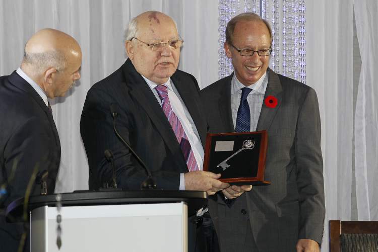JOHN WOODS / WINNIPEG FREE PRESS
Former Russian president Mikhail Gorbachev receives the key to the city from Mayor Sam Katz at the Radisson Hotel Monday. Gorbachev is a speaker at We Day in Winnipeg.