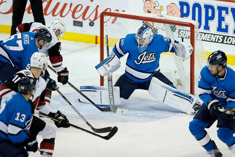 CP
Laurent Brossoit stopped 42 shots for his second win in as many starts. (John Woods / The Canadian Press)