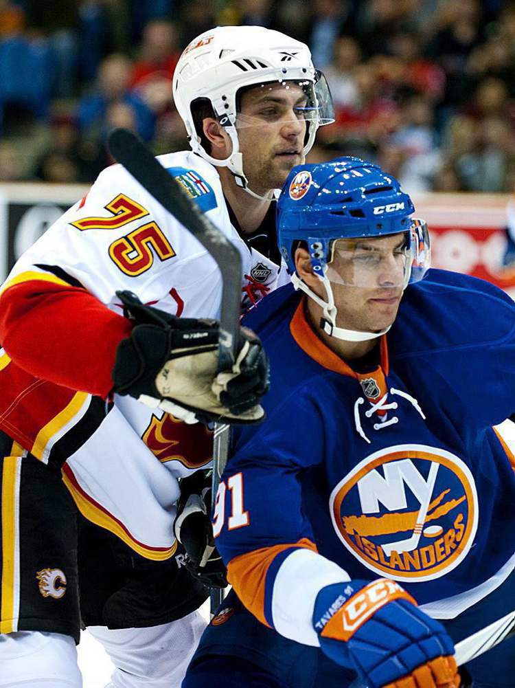 Steve Hiscock / the canadian press archives
Flames'John Armstrong battles Islanders' John Tavares in 2010 pre-season game in Saskatoon.