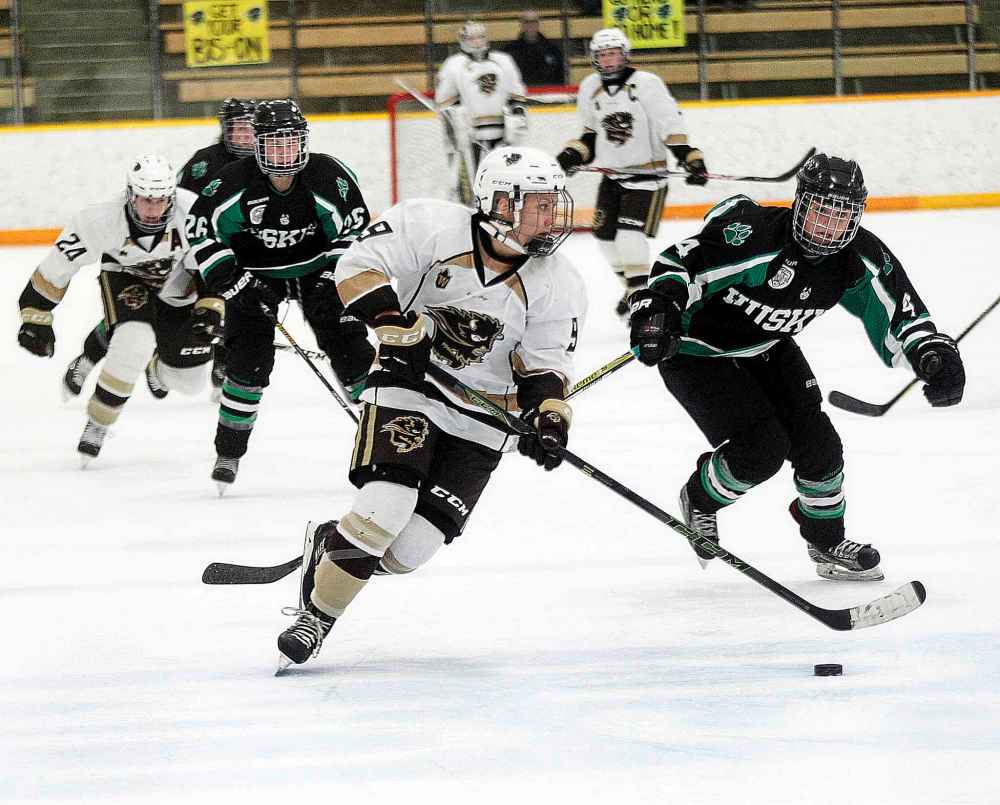 PHIL HOSSACK / WINNIPEG FREE PRESS FILES
Hovi weaves around University of Saskatchewan Huskies players during playoff action at the Wayne Flemming Arena in 2018.