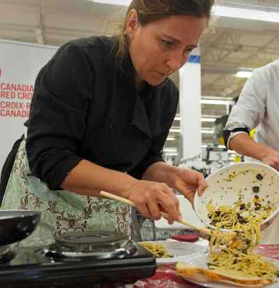 Sarah Taylor / Free Press files
Chef Heather Porteous and participates in a local cooking competition held by Walmart and Canadian Red Cross last summer.