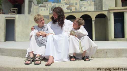 Brenda Suderman / Winnipeg Free Press
Bill Tiessen as Jesus Christ in Manitoba’s Passion Play with young actors Gregory Wall (left) of Winkler and Marius Klassen of La Riviere.