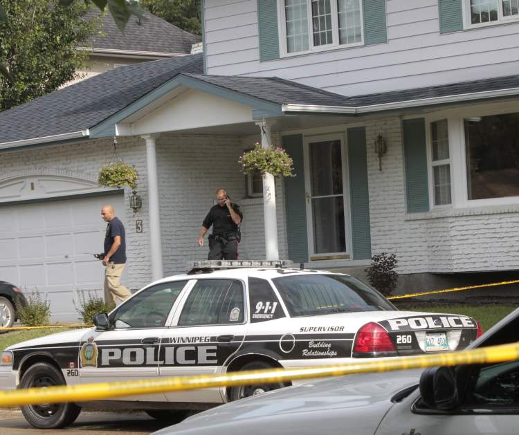 Wayne Glowacki / Winnipeg Free Press
Police investigate at the home on Coleridge Park Drive.