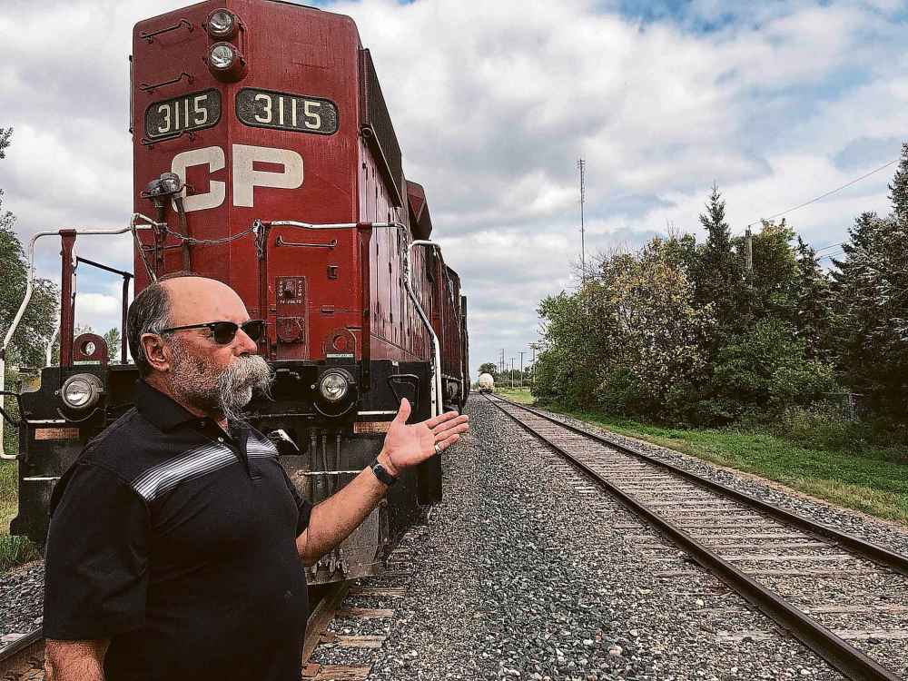 CAROL SANDERS / WINNIPEG FREE PRESS
Al Donahue lives on Southall Drive and says CP trains are left idling for days in his neighbourhood.
