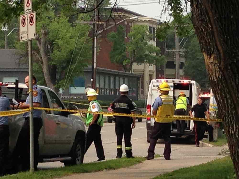 RUTH BONNEVILLE / WINNIPEG FREE PRESS
Emergency crews, including a bomb squad, were called to 252 River Ave. Friday morning.