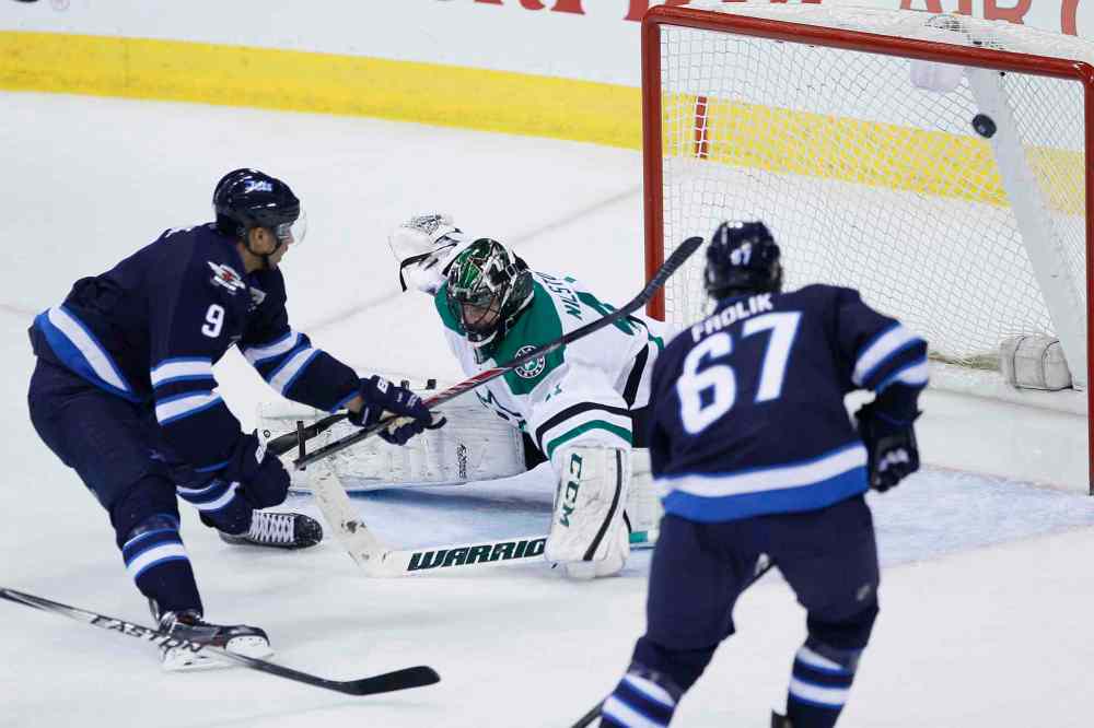 JOHN WOODS / WINNIPEG FREE PRESS
Jets winger Evander Kane pots his first goal since January 21 past Stars netminder Cristopher Nilstorp in the third period Sunday.