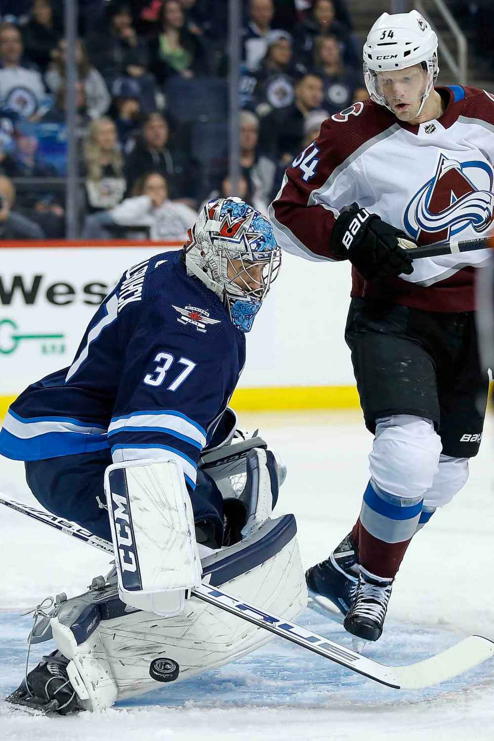 JOHN WOODS / WINNIPEG FREE PRESS
Winnipeg Jets goaltender Connor Hellebuyck saves a deflection by Colorado Avalanche's Carl Soderberg during the first period.
