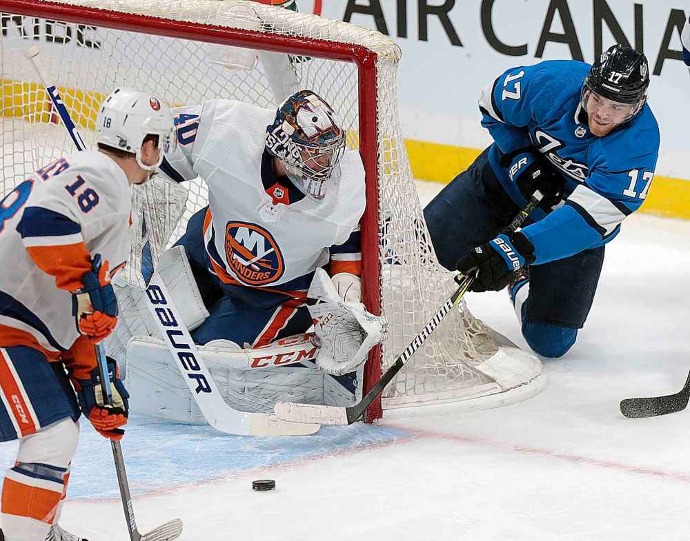 PHIL HOSSACK / WINNIPEG FREE PRESS
Winnipeg Jets' Adam Lowry tries a wrap around against New York Islanders Goalie Semyon Varlamov at Bell MTS Place, Thursday.