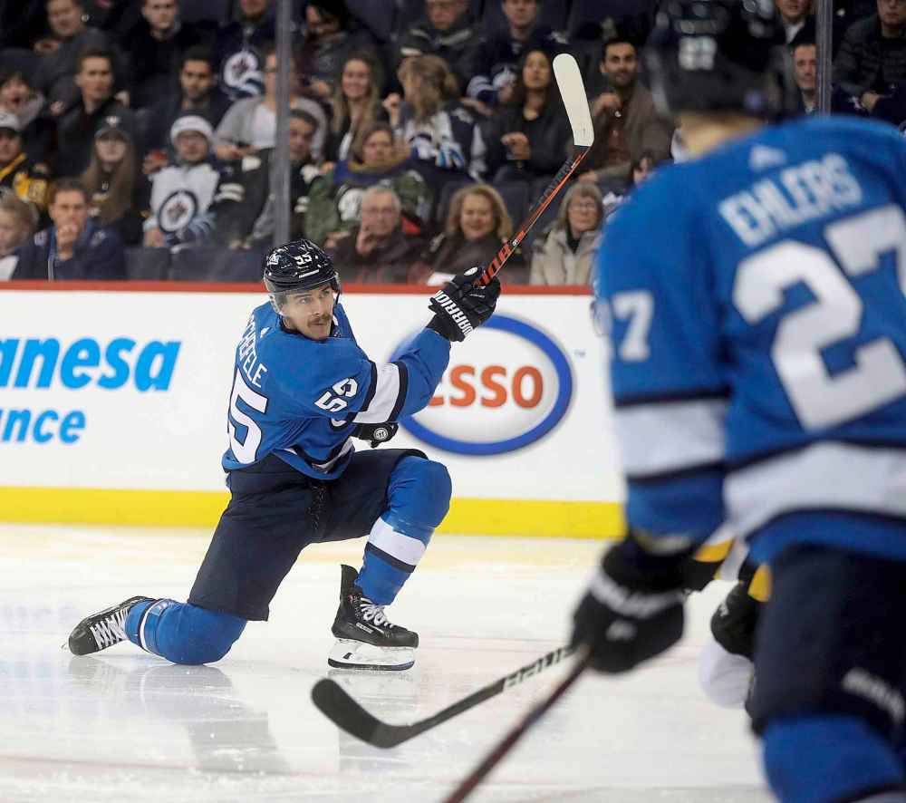 THE CANADIAN PRESS/Trevor Hagan
Winnipeg Jets' Mark Scheifele scores against the Pittsburgh Penguins during second period Tuesday.