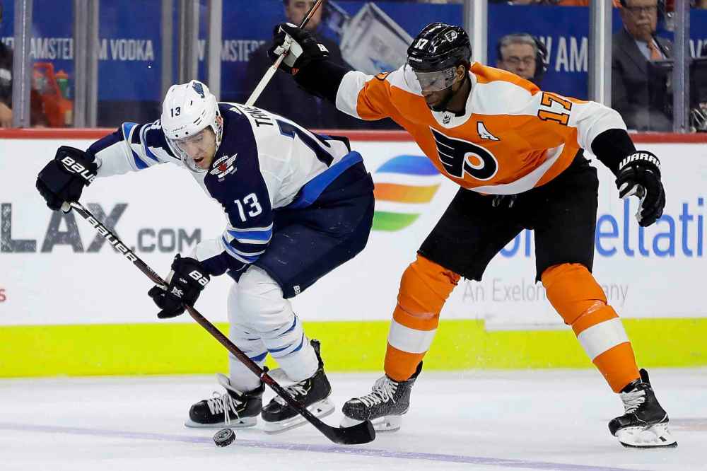 (AP Photo/Matt Slocum)
Winnipeg Jets' Brandon Tanev, left, and Philadelphia Flyers' Wayne Simmonds chase after the puck during the first period.