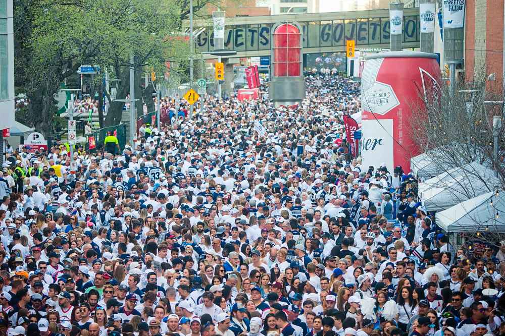 MIKAELA MACKENZIE / WINNIPEG FREE PRESS FILES
Jets fans at the Whiteout street party in Winnipeg during the team's playoff run last May.