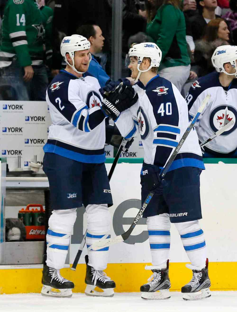 CP
Winnipeg Jets' Adam Pardy (2) congratulates Joel Armia (40) of Finland on his goal against the Dallas Stars in the closing seconds of the first period of an NHL hockey game, Thursday, Feb. 25, 2016, in Dallas. (AP Photo/Tony Gutierrez)
