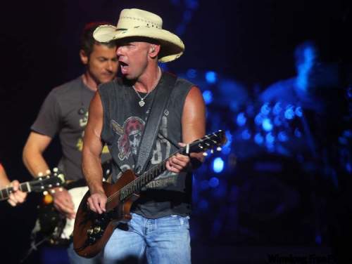 PHIL HOSSACK / WINNIPEG FREE PRESS
Kenny Chesney performs at the MTS Centre to a sold-out crowd on Wednesday.