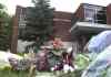 JOE BRYKSA / WINNIPEG FREE PRESS
Small bunches of flowers are left at the scene of a homicide at Kelvin High School in Winnipeg.