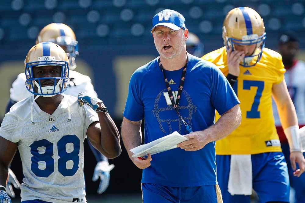 JOHN WOODS / WINNIPEG FREE PRESS
Winnipeg Blue Bombers' coach Paul LaPolice puts the offence through its paces at training camp.