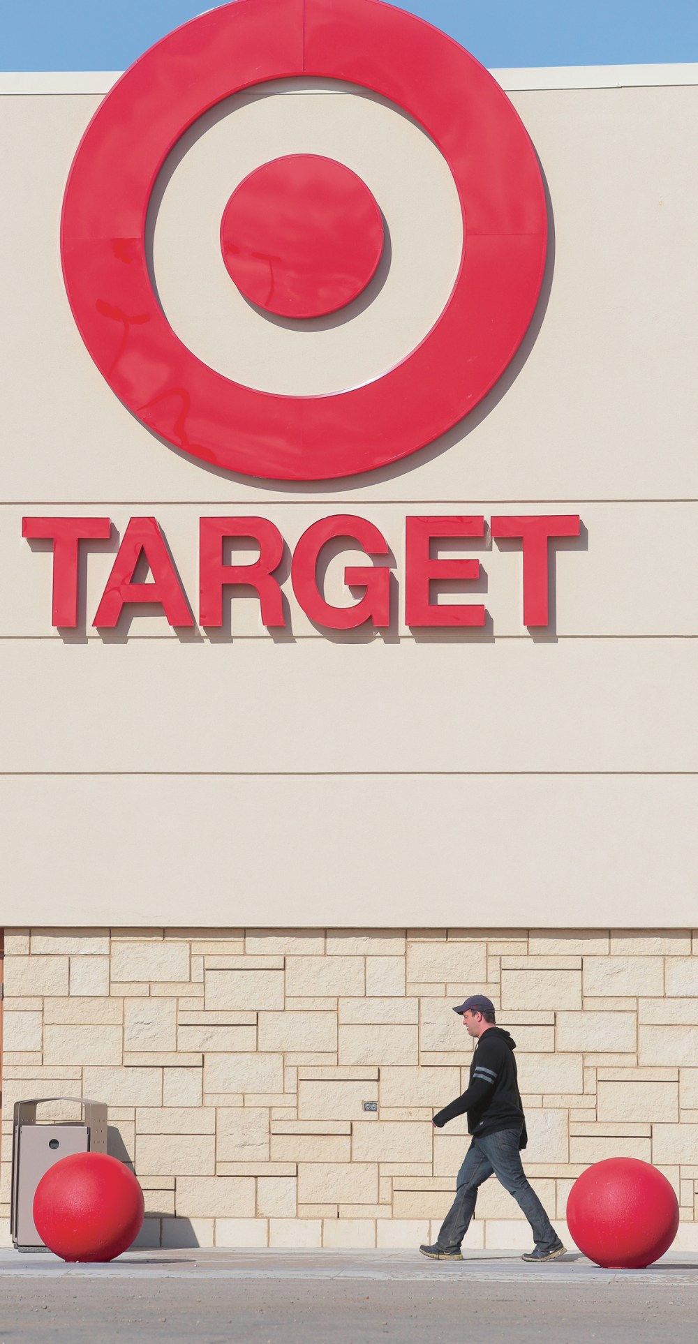 Bruce Bumstead / Brandon Sun Files
A pedestrian makes his way along the sidewalk in front of the Target store location at the Shopper's Mall.
