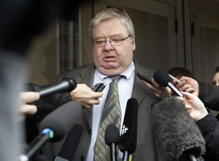 Ken Gigliotti / Winnipeg Free Prees
An emotional Mark Stobbe speaks to reporters before walking away from the Law Courts Building a free man, after the jury came back with not guilty of second-degree murder of his wife, Beverly Rowbotham, in October 2000.