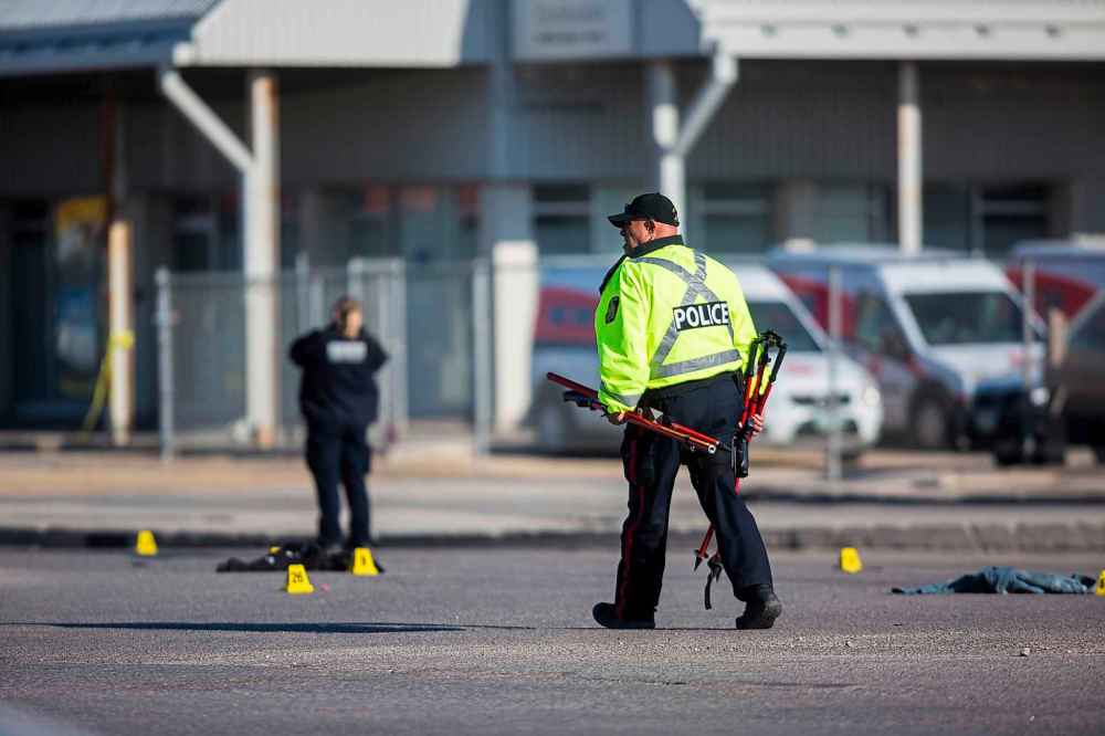 MIKAELA MACKENZIE / WINNIPEG FREE PRESS
Police investigate a serious motor collision at Nairn and Panet on Tuesday.