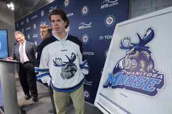 MIKE DEAL / WINNIPEG FREE PRESS
Scott Kosmachuk displays a jersey with the updated Manitoba Moose logo.