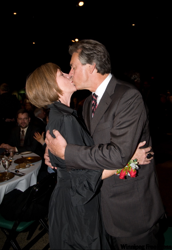 DAVID LIPNOWSKI / WINNIPEG FREE PRESS
Gary Doer and his wife, Ginny Devine, share a tender moment during tribute dinner last Friday night.