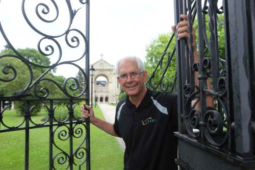 RUTH BONNEVILLE / WINNIPEG FREE PRESS
Philippe Mailhot, former head of the St. Boniface Museum, gives tours of the St. Boniface Cathedral cemetery.