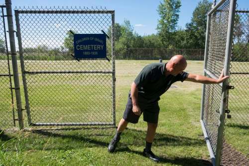 ZACHARY PRONG / WINNIPEG FREE PRESS
Bill Croydon, the Shaarey Zedek maintenance supervisor, opens the gates to the Children of Israel Cemetery. It is the oldest Jewish Cemetery in Canada.