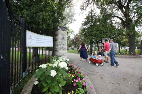 RUTH BONNEVILLE / WINNIPEG FREE PRESS
Families and area residents use the scenic cemetery grounds to walk, run or jog along circular roads that run through the park.