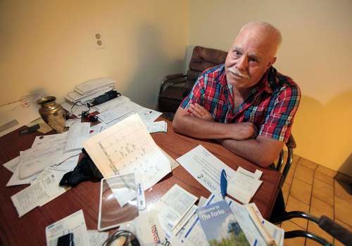 PHIL HOSSACK / WINNIPEG FREE PRESS
Dennis Guile 67, has struggled with his memory, emotions and relationships since sustaining an injury during a trucking collision 17 years ago. He leaves notes at his kitchen table to remind him of what he needs to do.