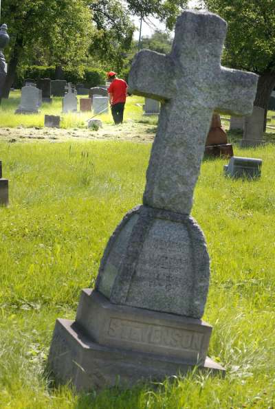 WAYNE GLOWACKI / WINNIPEG FREE PRESS
Cutting the lawn in the St. James Cemetery.