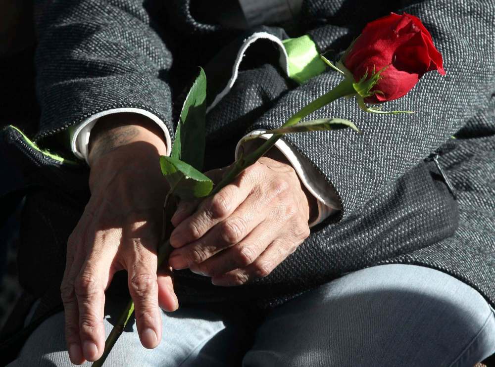 JOE BRYKSA / WINNIPEG FREE PRESS
One of 18 survivors, Edna Jawbone holds a rose at the ceremony.