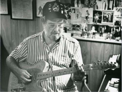 JOHN LYONS / WINNIPEG FREE PRESS FILES
Buddy Knox at his home in Dominion City in August 1988. He had four hit singles by the end of 1957 but was frustrated later in life about what his career might have been.