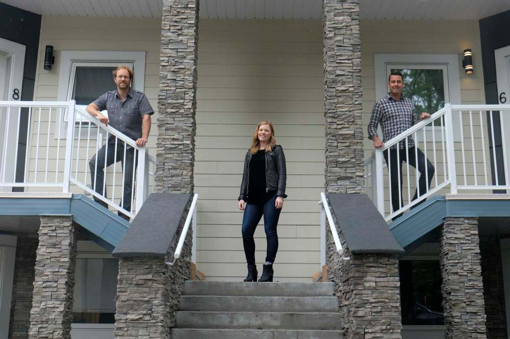 ZACHARY PRONG / WINNIPEG FREE PRESS
Rob Robson (left), Kate Kennedy and Geoff Milnes of Progressive Real Estate stand in front of 381 Stradbrook Ave., the first apartment building to earn the coveted rating.