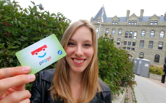 BORIS MINKEVICH / WINNIPEG FREE PRESSUniversity of Winnipeg student Melissa Thomas shows off her new Peggo card.