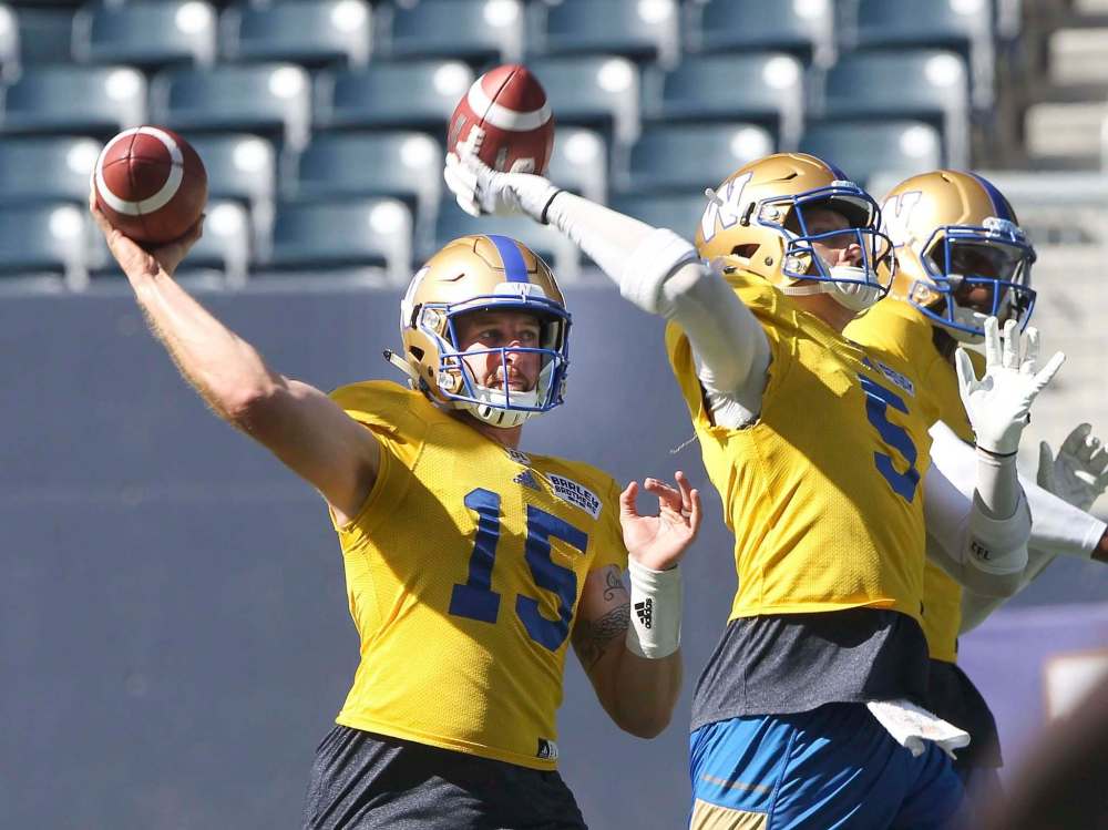 JOE BRYKSA / WINNIPEG FREE PRESS
Blue Bombers quarterbacks Matt Nichols (left) and Drew Willy throw during practice Wednesday at Investors Group Field.