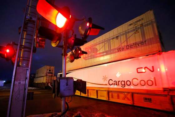 JOHN WOODS / WINNIPEG FREE PRESS FILESTraffic at the Waverley CN Rail crossing.