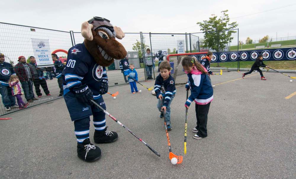 DAVID LIPNOWSKI / WINNIPEG FREE PRESS FILES
Kids play ball hockey With Mick E. Moose at Jets Fan Fest in 2014.