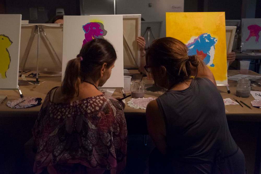 ZACHARY PRONG / WINNIPEG FREE PRESS FILES
Students paint during a class open to the public at the Winnipeg Art Gallery Studio.